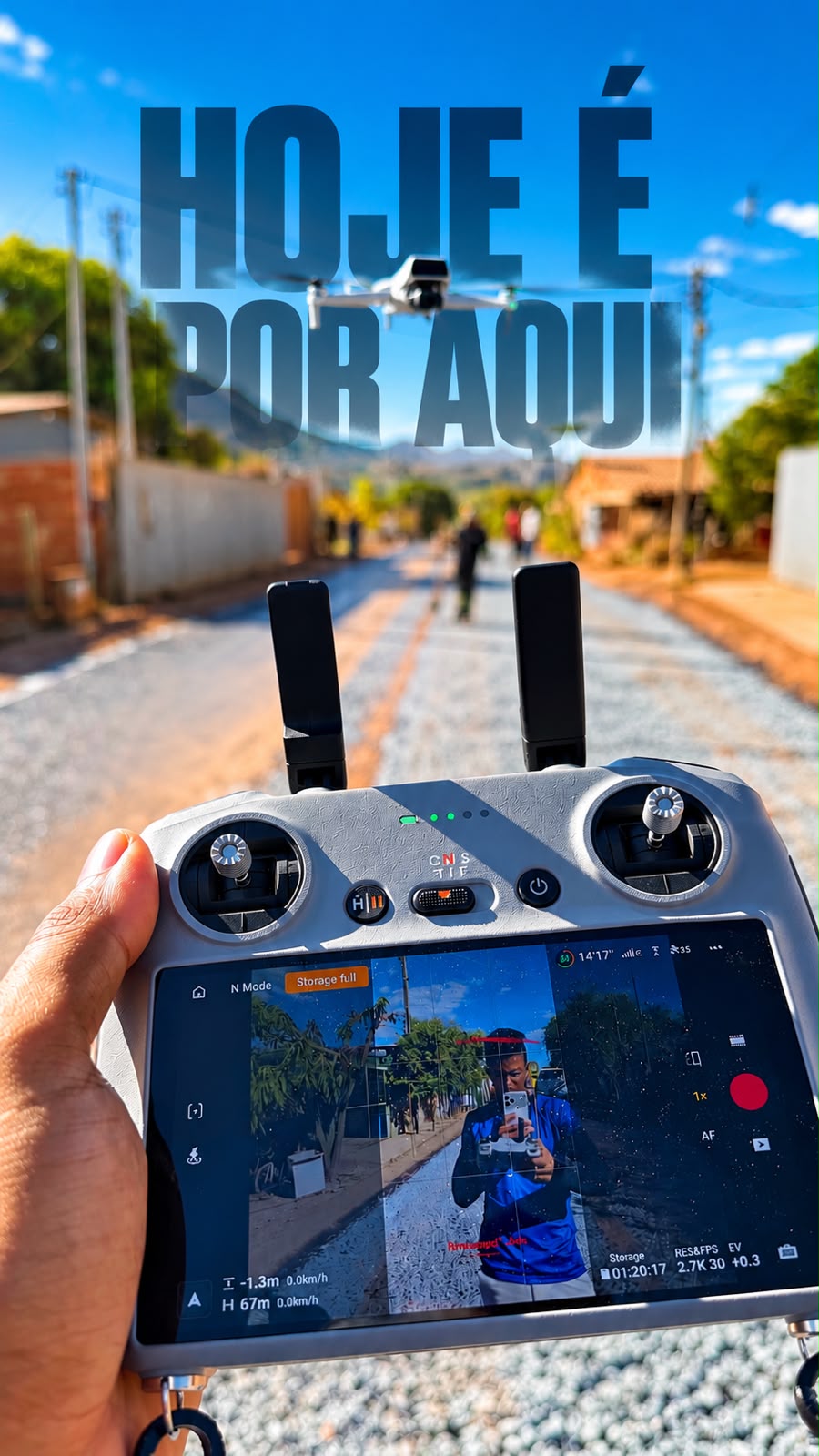 Mão segurando o controle do drone, com o drone no ar e o texto “Hoje é por aqui”