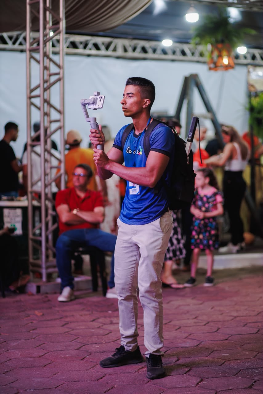 Profissional da CriaArte filmando com estabilizador em evento
